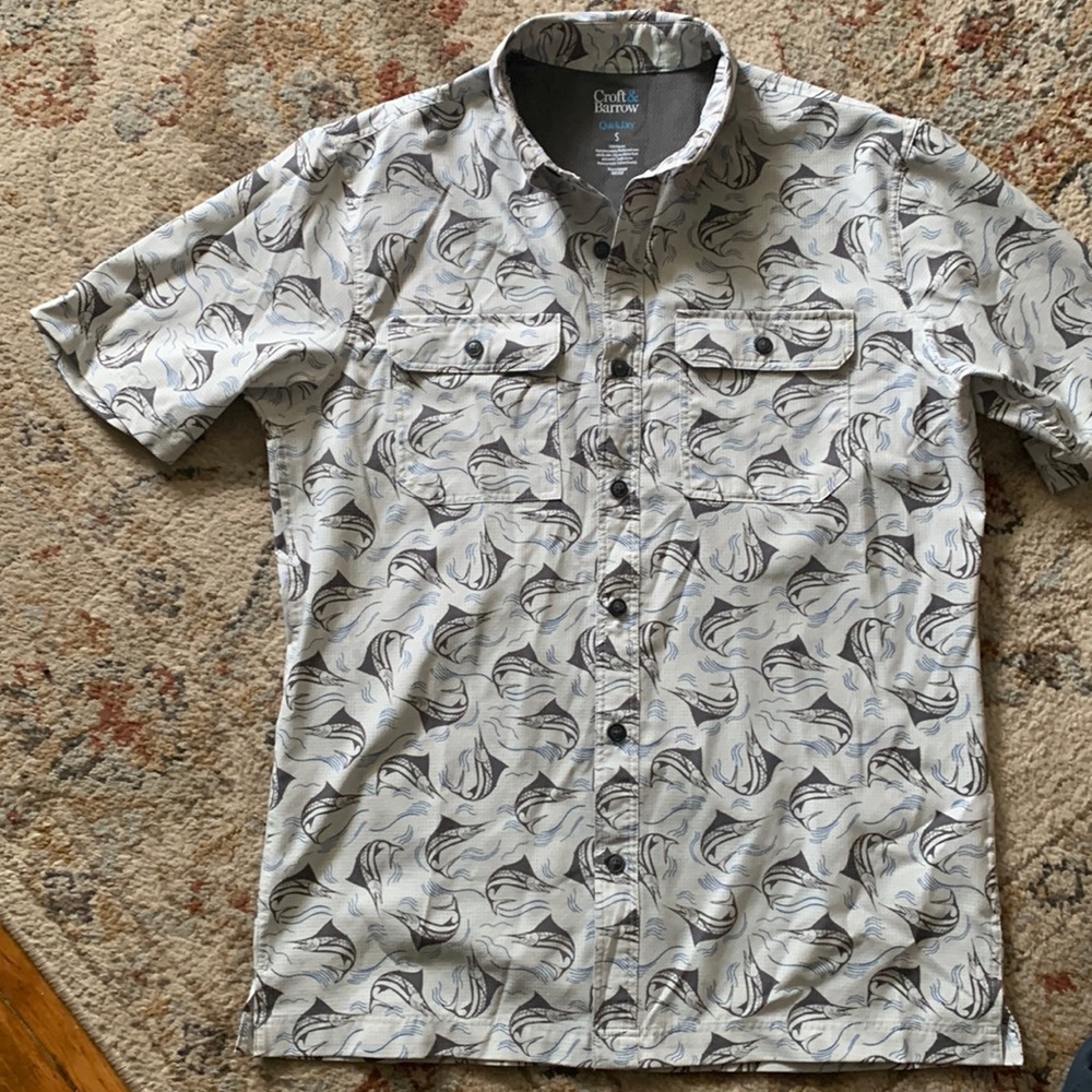 Mens small lightweight  fish shirt.